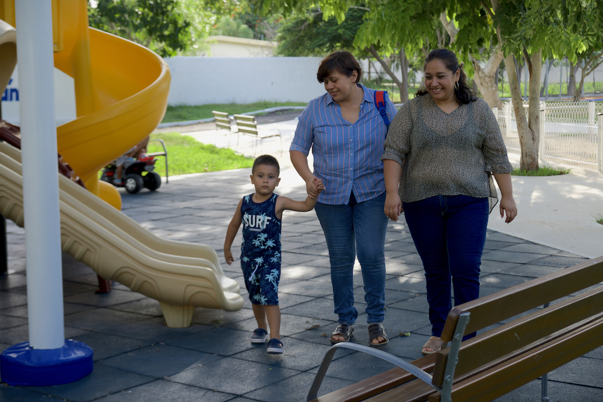 Lorena Y Karla Con Su Hijo