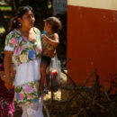 Mujer maya madre
