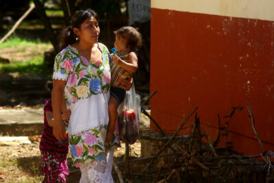 Mujer maya madre