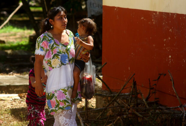Mujer maya madre