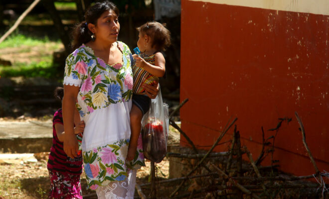 Mujer maya madre