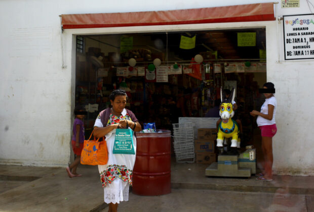 Mujer maya y joven embarazada