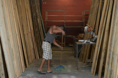Hombre barriendo 2