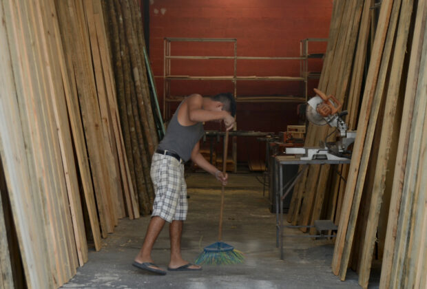 Hombre barriendo 2
