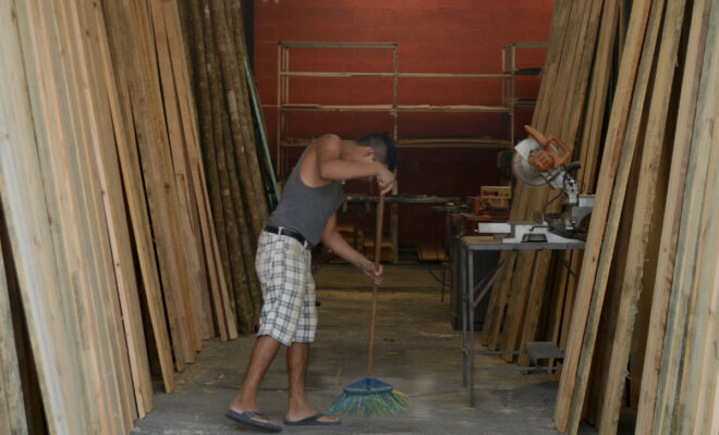 Hombre barriendo 2