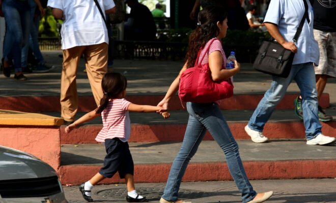 Mujer niña madre