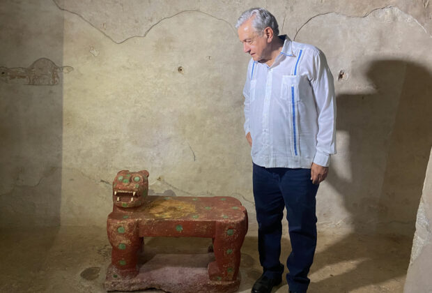 Amlo trono rojo