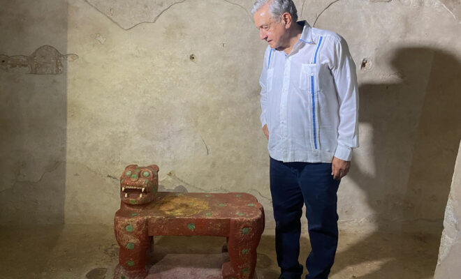 Amlo trono rojo