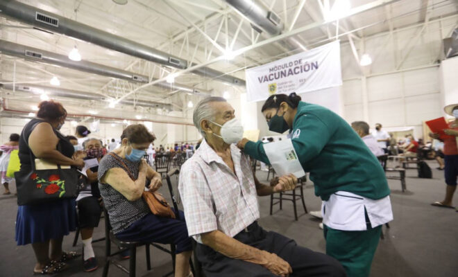 Aplican tercera dosis de astrazeneca en 24 municipios