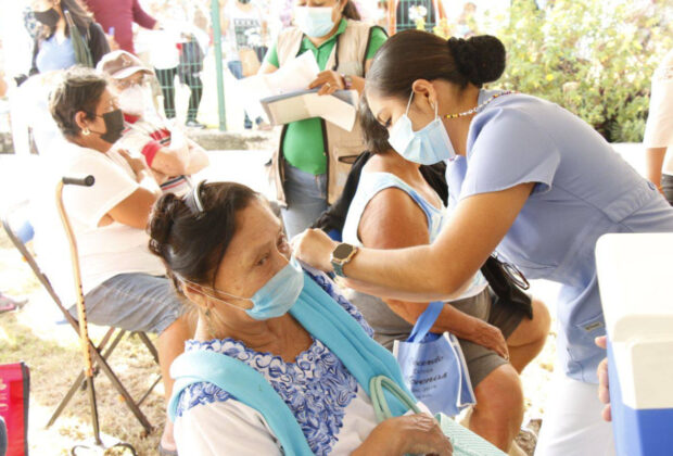 Aplican vacuna de refuerzo a adultos mayores en 38 municipios