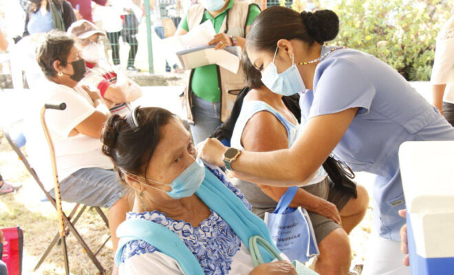 Aplican vacuna de refuerzo a adultos mayores en 38 municipios