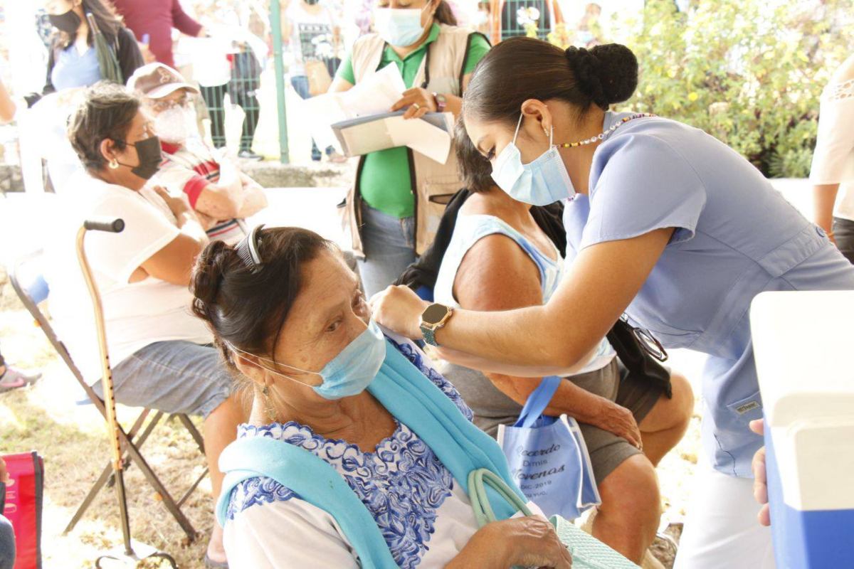 Aplican vacuna de refuerzo a adultos mayores en 38 municipios