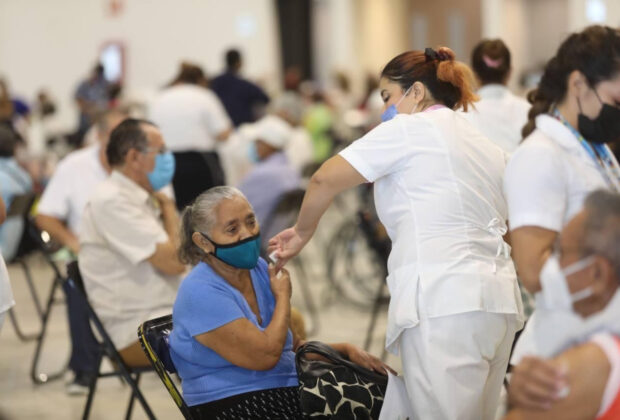 Comienza la vacunación de refuerzo para adultos mayores en mérida