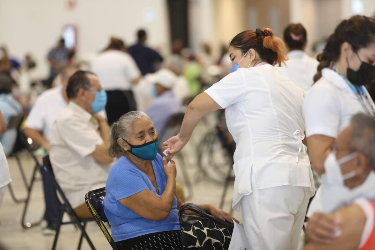 Comienza la vacunación de refuerzo para adultos mayores en Mérida
