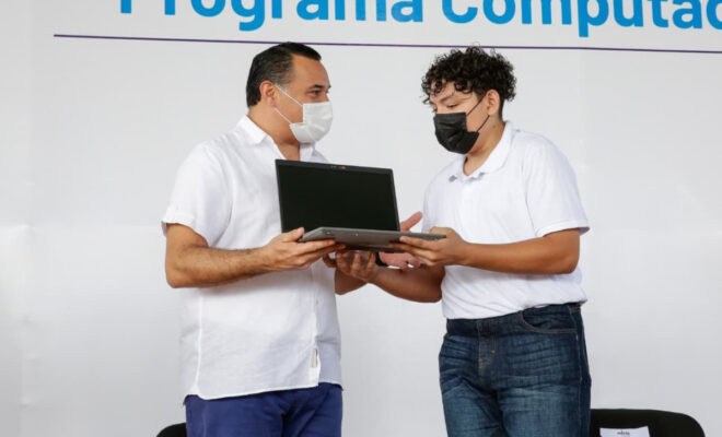 Entregan equipos tecnológicos para evitar deserción escolar
