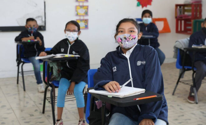 Entregan más de 210 mil chamarras para proteger a estudiantes del frío
