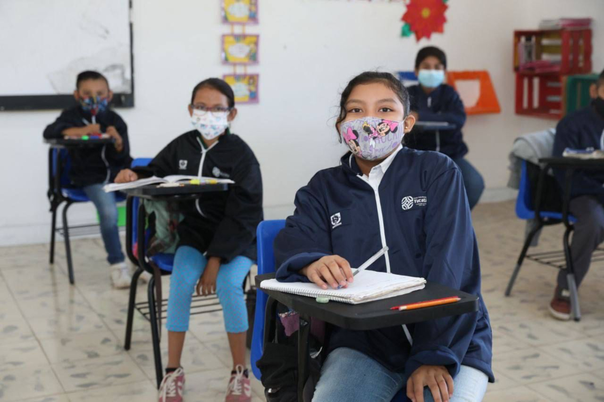 Entregan más de 210 mil chamarras para proteger a estudiantes del frío