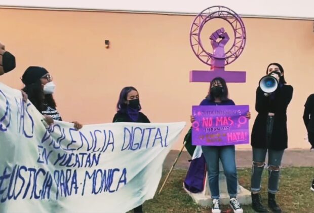 Monica protesta