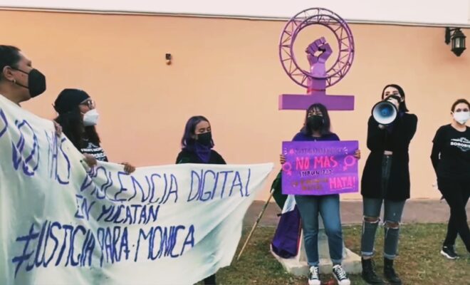 Monica protesta