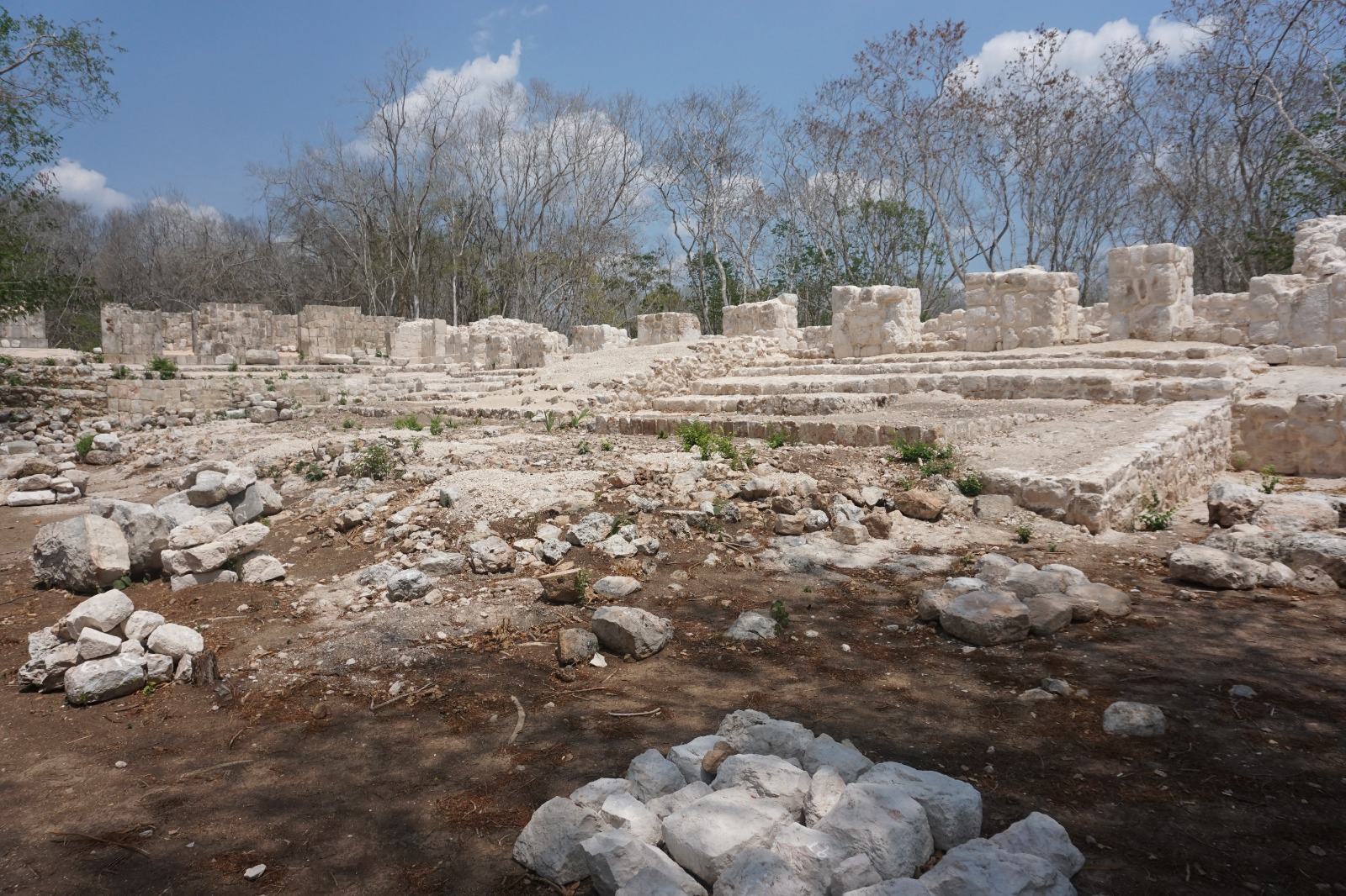 En-primer-plano-el-edificio-Norte-del-grupo-Yax-Kan,-durante-el-proceso-de-restauración-Foto-INAH